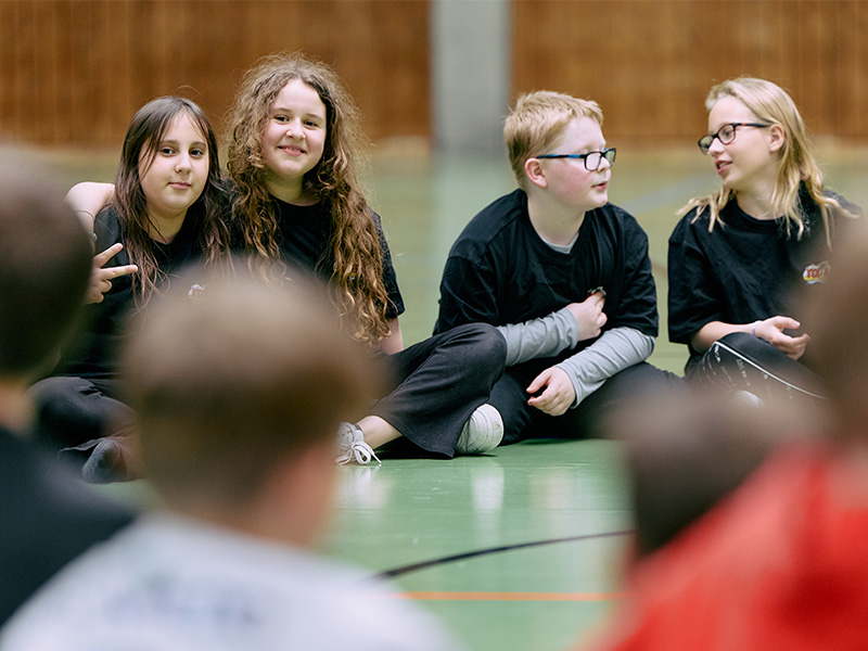 FERIA Kinder im Sitzkreis in der Buchhaldenhalle Aidlingen