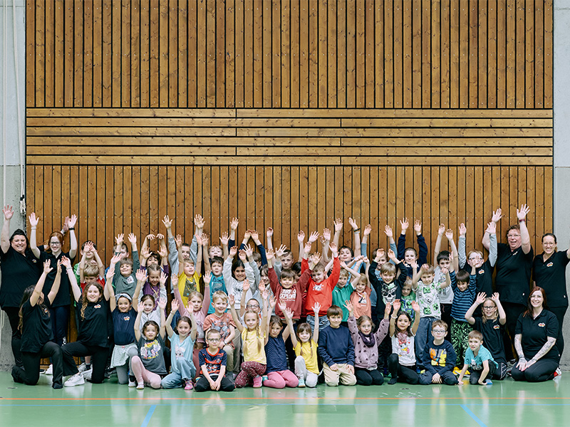 FERIA Team und Kinds jubelnd in der Buchhaldenhalle Aidlingen